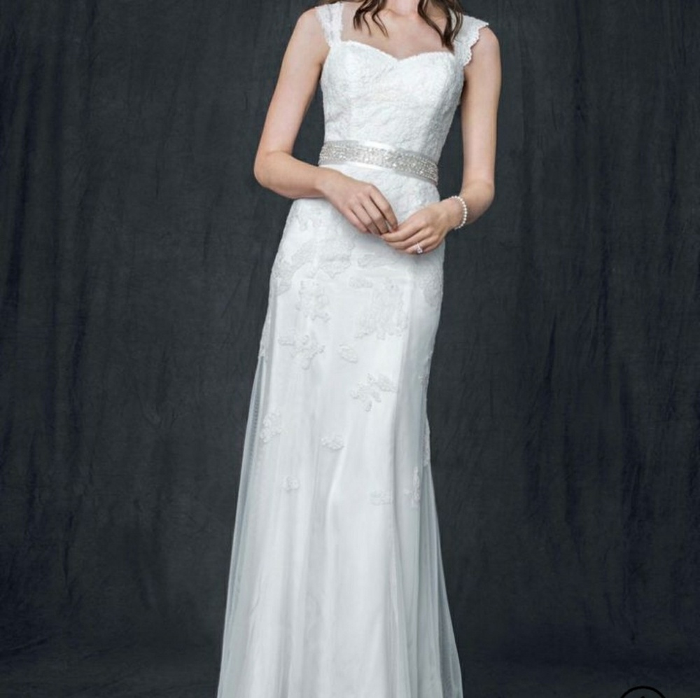 DAVID'S BRIDAL LACE KEYHOLE BACK WEDDING DRESS